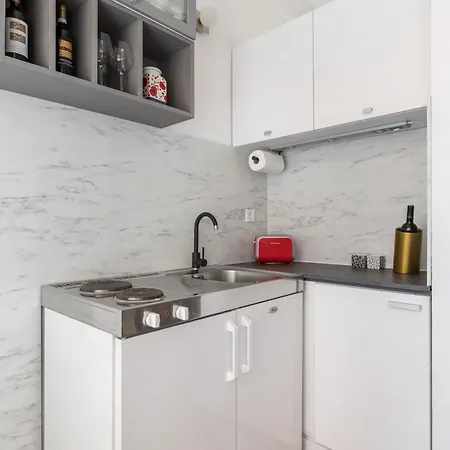 Im Erdgeschoss, Beim Beruehmten Znjan Apartment *